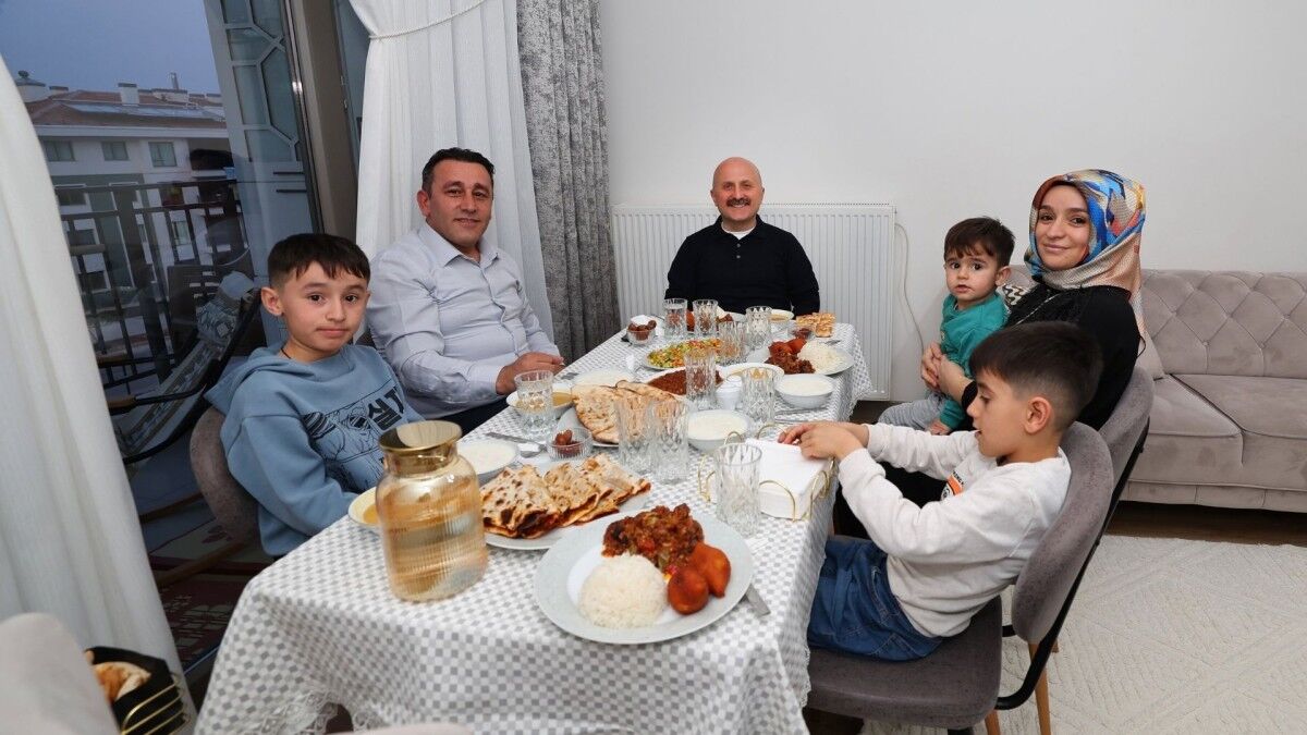 Adıyaman Valisi Varol, İndere Kalıcı Deprem Konutları'nda Açıl ailesiyle iftar sofrasında buluştu