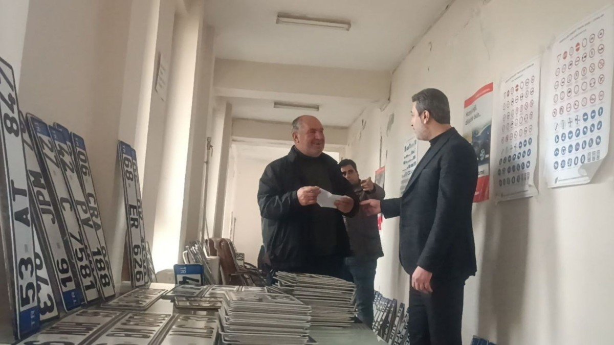 Adıyaman'da APP plaka yoğunluğu: Vatandaşlar ceza yememek için plaka değiştiriyor - Videolu Haber