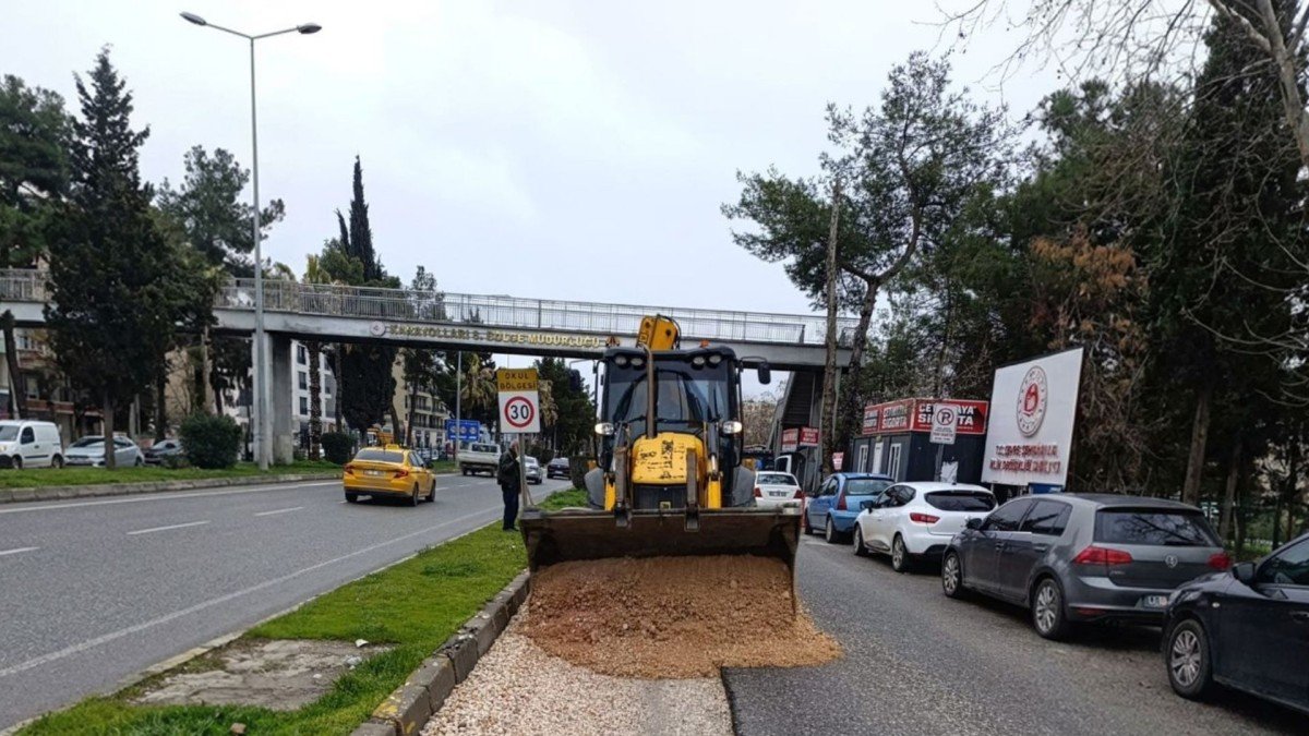 Adıyaman'da bozulan yollar için geçici dolgu çalışmaları devam ediyor