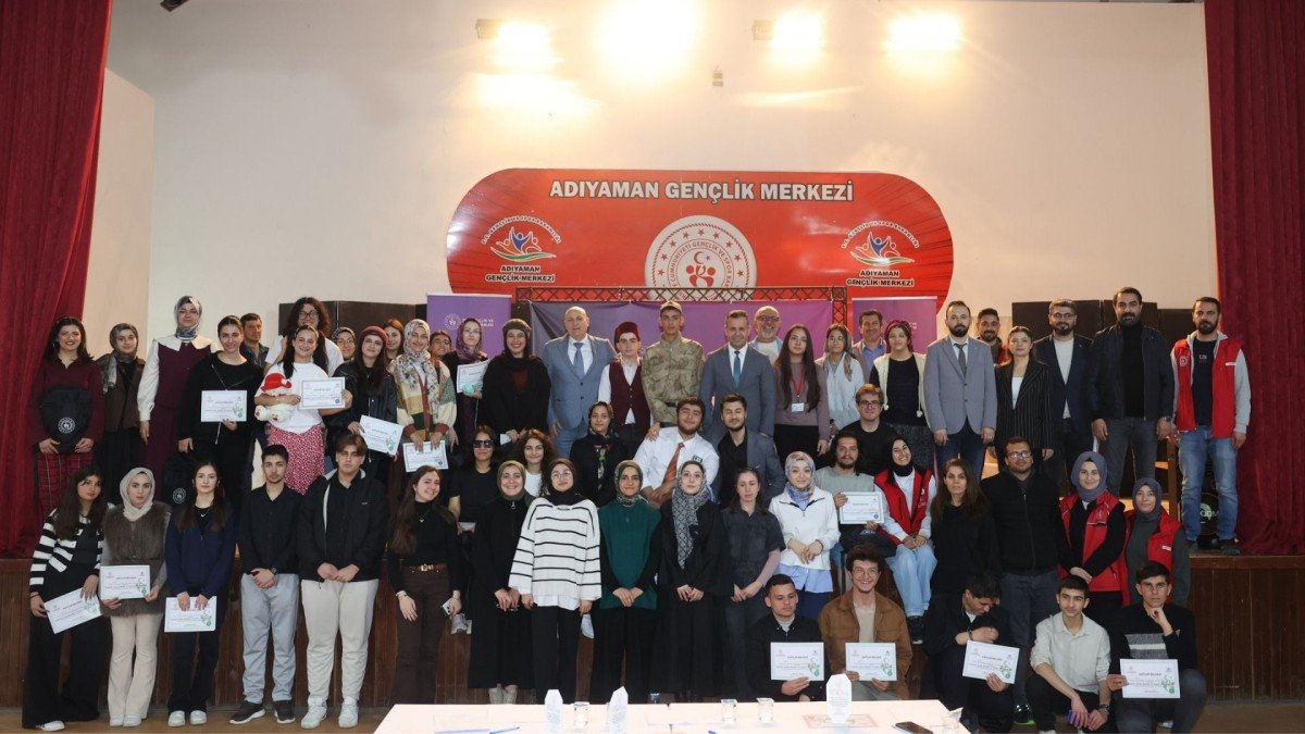 Adıyaman'da gençler tiyatro sahnesinde hünerlerini sergiledi