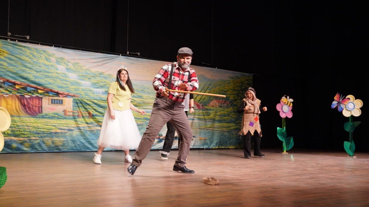 Adıyaman'da sahnelenen 'Oyun Panayırı' Dünya Tiyatrolar Günü'ne renk kattı - Videolu Haber