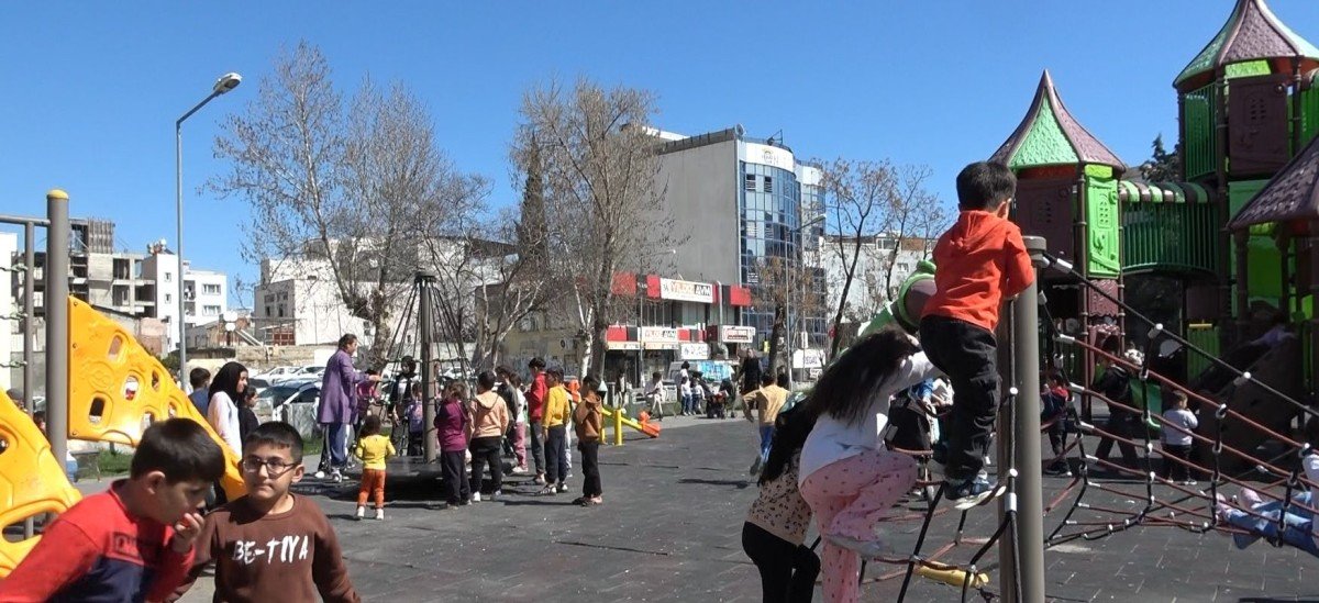 Adıyaman'da vatandaşlar park ve açık alanlara akın etti - Videolu Haber