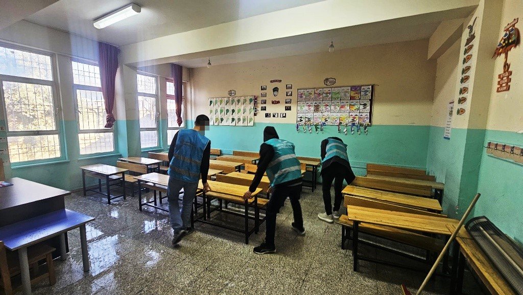 Cizre'de denetimli serbestlik yükümlüleri 16 ayda 212 okulu temizledi