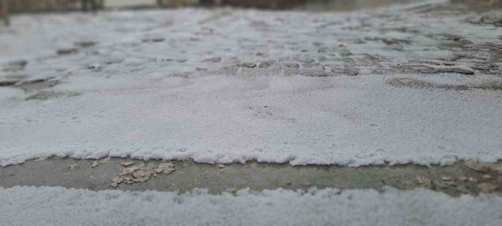 Diyarbakır'ı dolu vurdu, etraf bir anda beyaza büründü