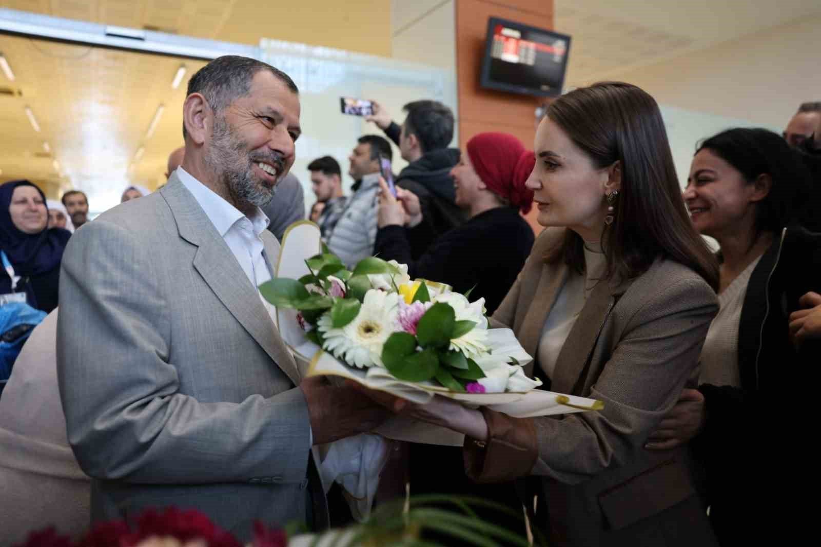 Mardin'de 'Aile Yılı' kapsamında umreden dönen çiftlere duygusal karşılama
