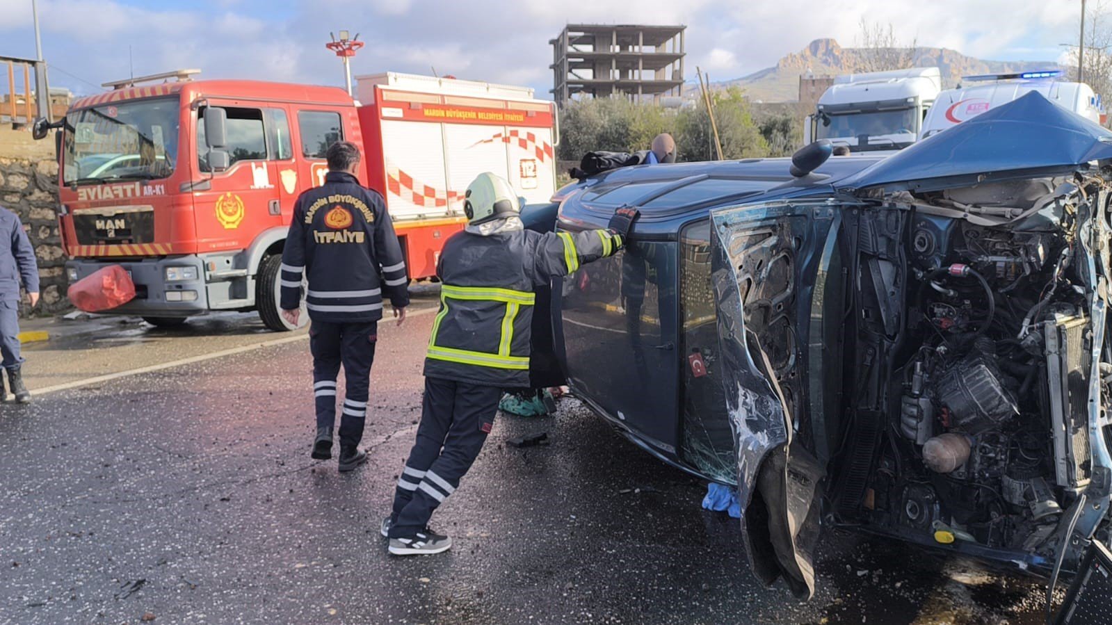 Mardin'de refüje çarpan otomobilin sürücüsü yaralandı