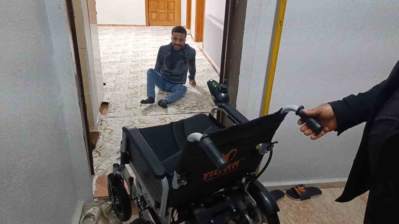 Şanlıurfa'daki engelli gence Ankara'dan akülü tekerlekli sandalye sürprizi