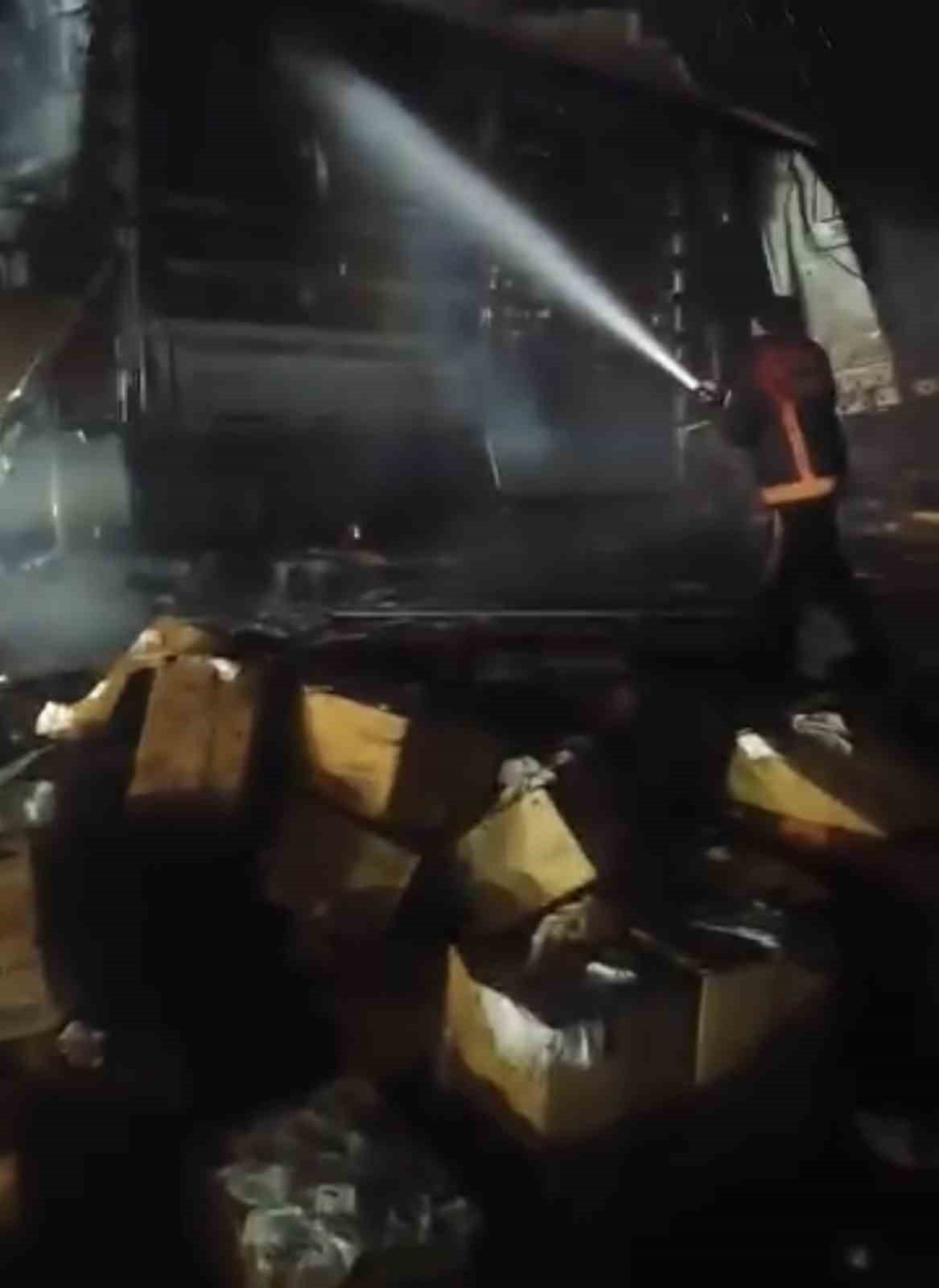 Siverek'te peçete yüklü tır alevlere teslim oldu