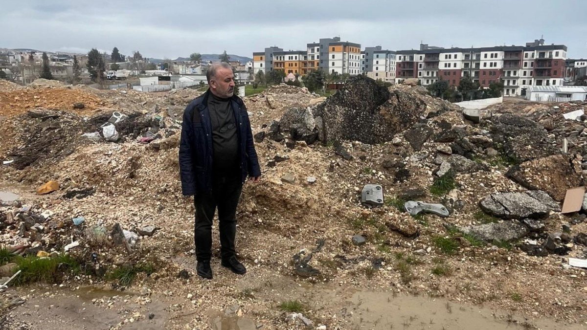 Alitaşı Mahallesi Muhtarı İlik'ten 'moloz' Tepkisi: 'Enkazda ölmedik, mikroptan öleceğiz'