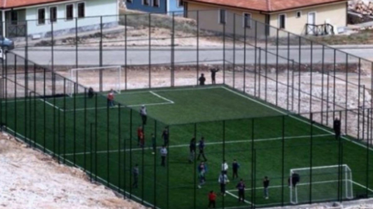 Bakan Kurum, Adıyaman Zey Köyü'nde yapılan halı saha görüntülerini paylaştı - Videolu Haber