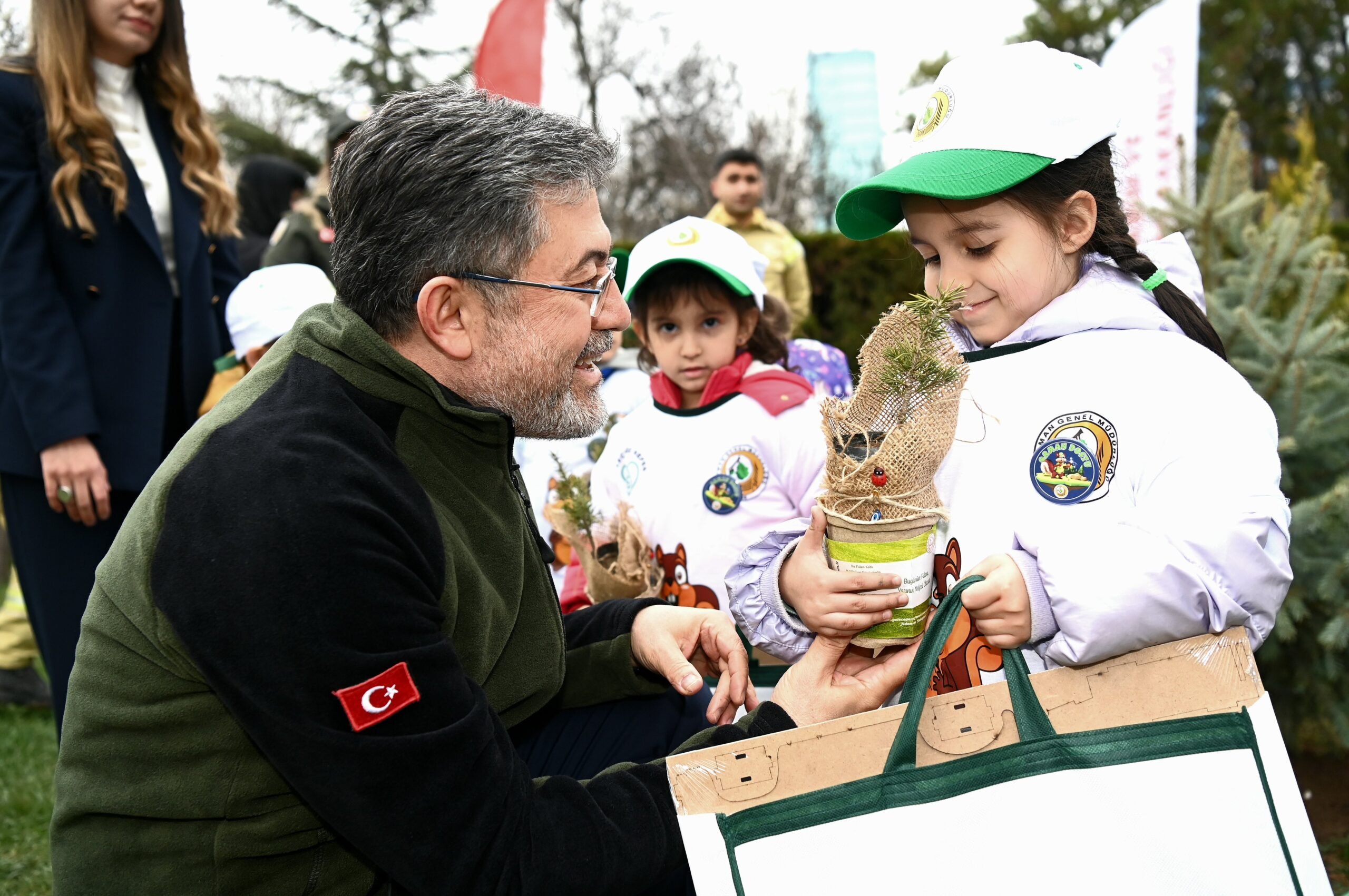 Bakan Yumaklı Orman Haftası’nda Çocuklarla Fidan Dikti