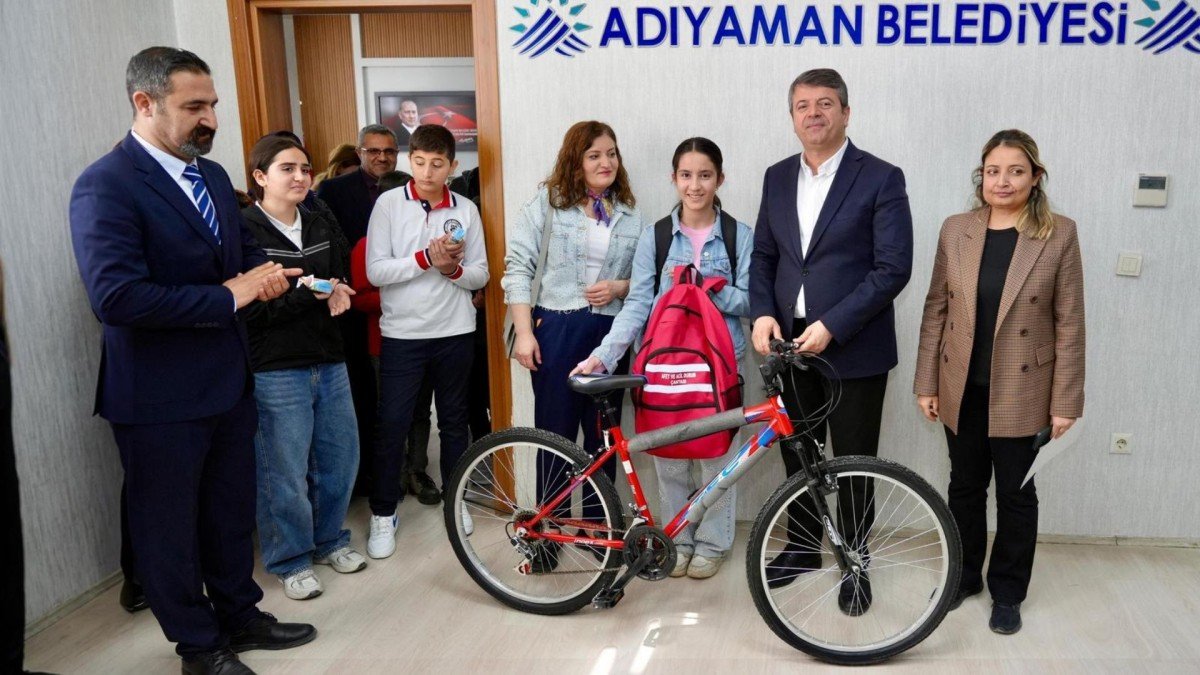 Başkan Tutdere, resim yarışmasında dereceye giren öğrencileri ağırlayarak ödül verdi - Videolu Haber