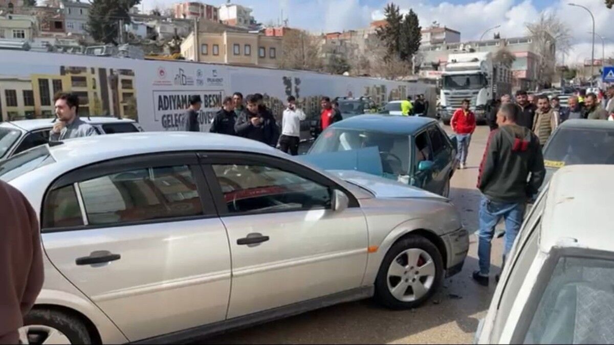 Besni'de zincirleme kazada 6 kişi yaralandı - Videolu Haber