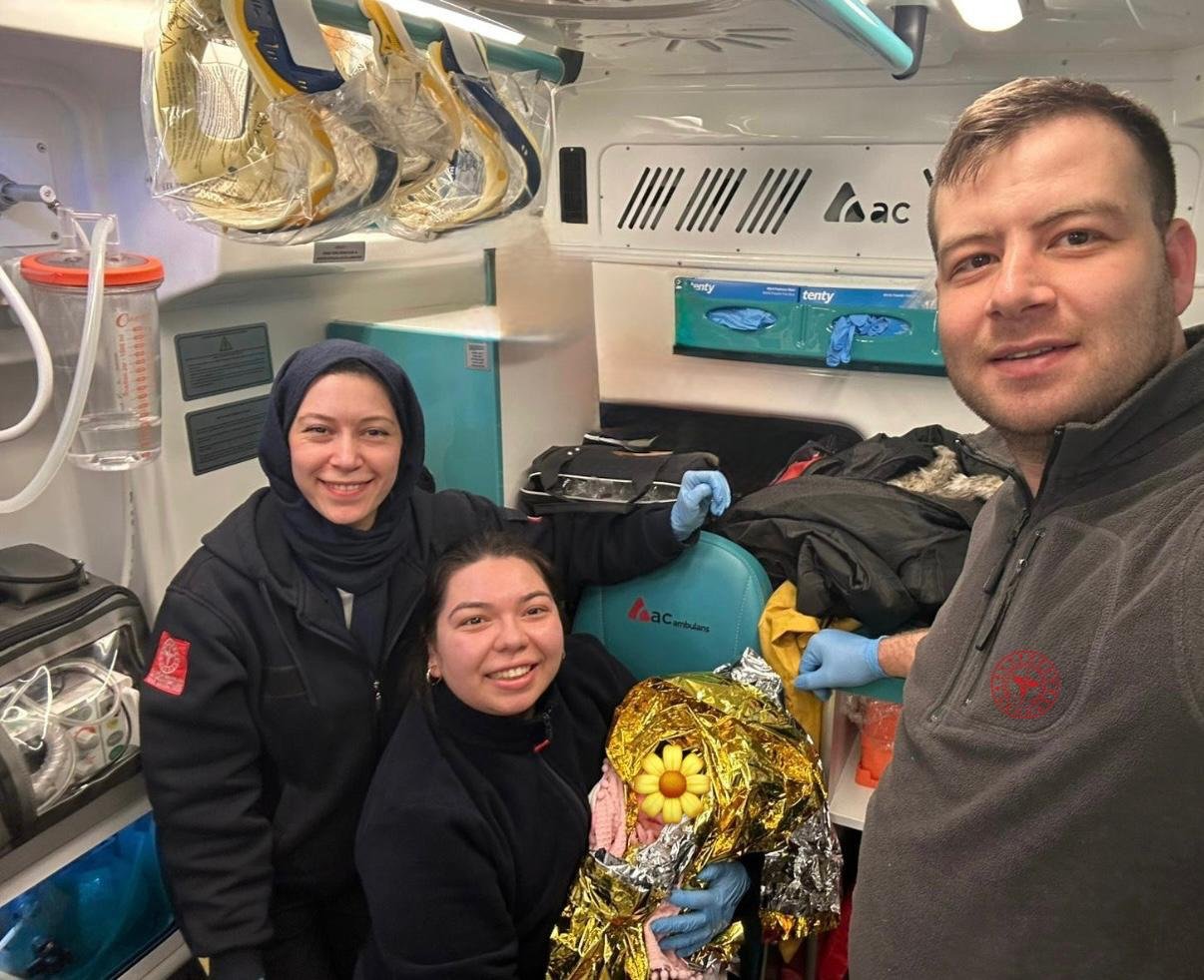 Çanakkale’de Yolda Ambulans İçinde Doğum Yaptı