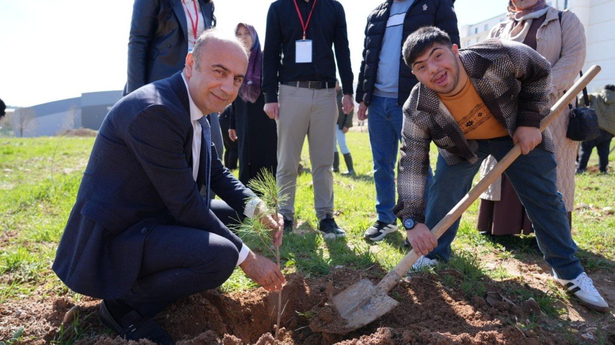 Down sendromlu öğrenciler, ADYÜ kampüsünde fidan dikti