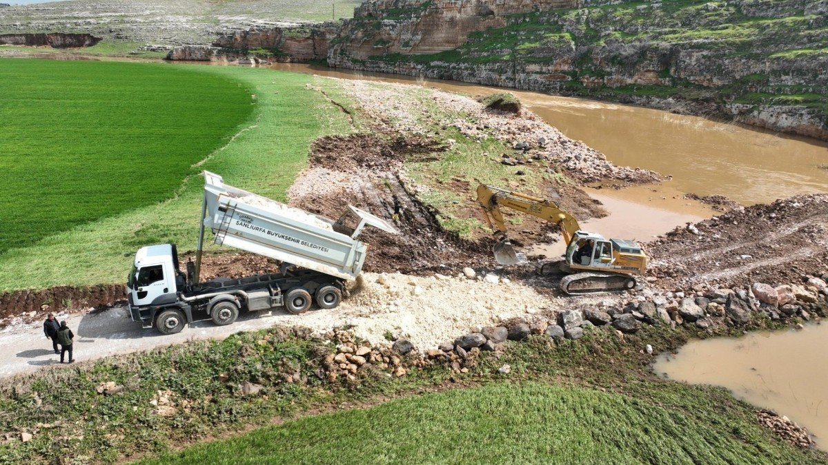 Şanlıurfa'nın Viranşehir kırsalında sel hasarı onarılıyor