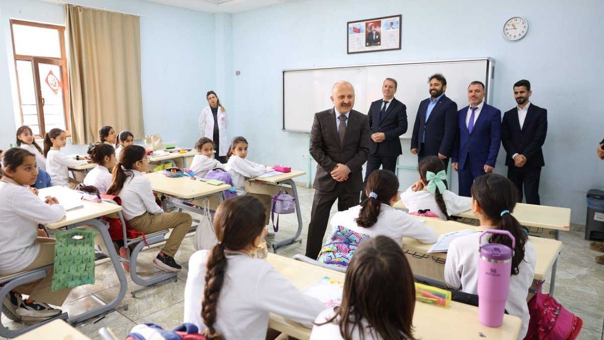 Vali Osman Varol Hasan Taşar Hatip Ortaokulu'nda öğrencilerle bir araya geldi