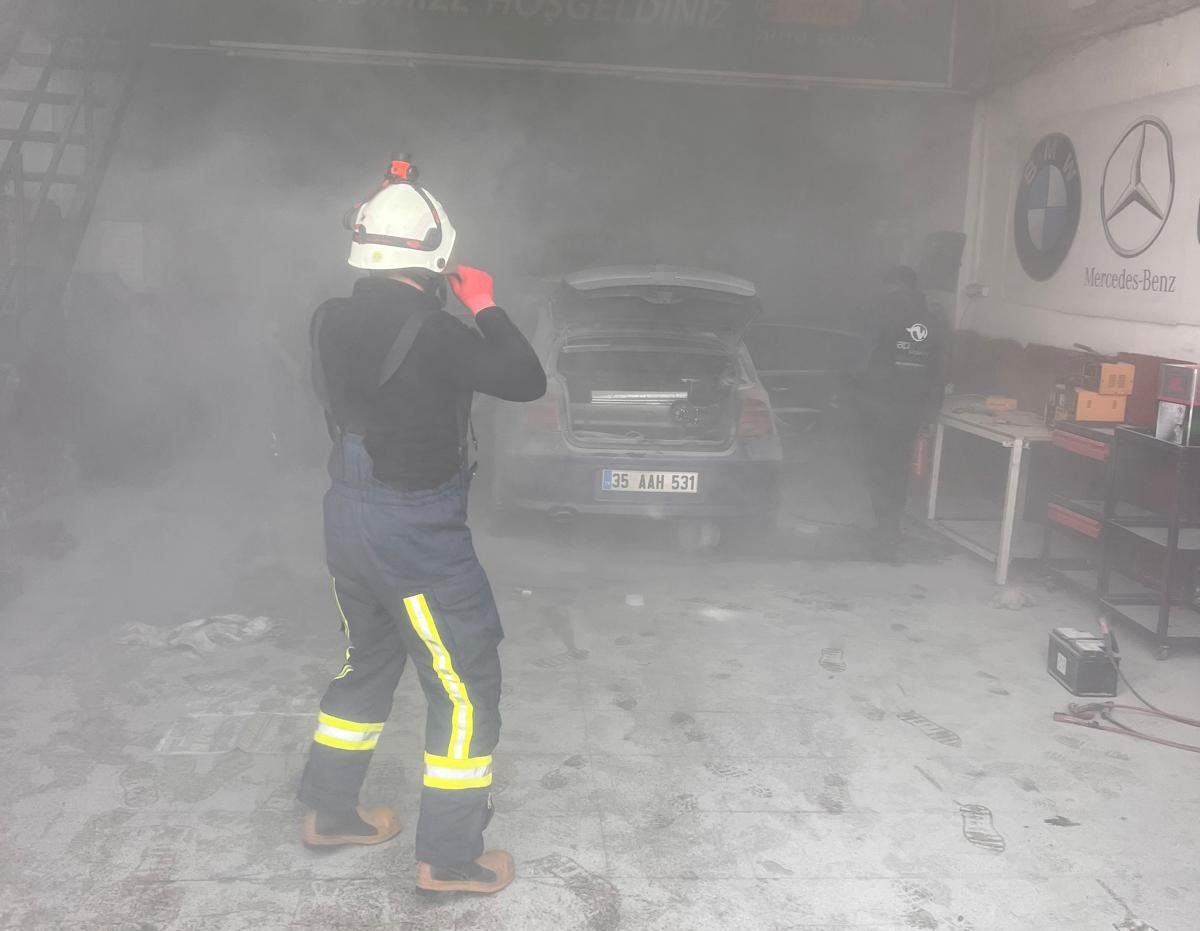 Van'd oto sanayiside otomobil yangını