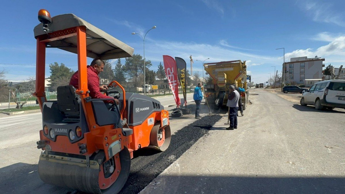 Yunus Emre ve Bahçelievler Mahalleleri'nde yol onarım çalışmaları sürüyor