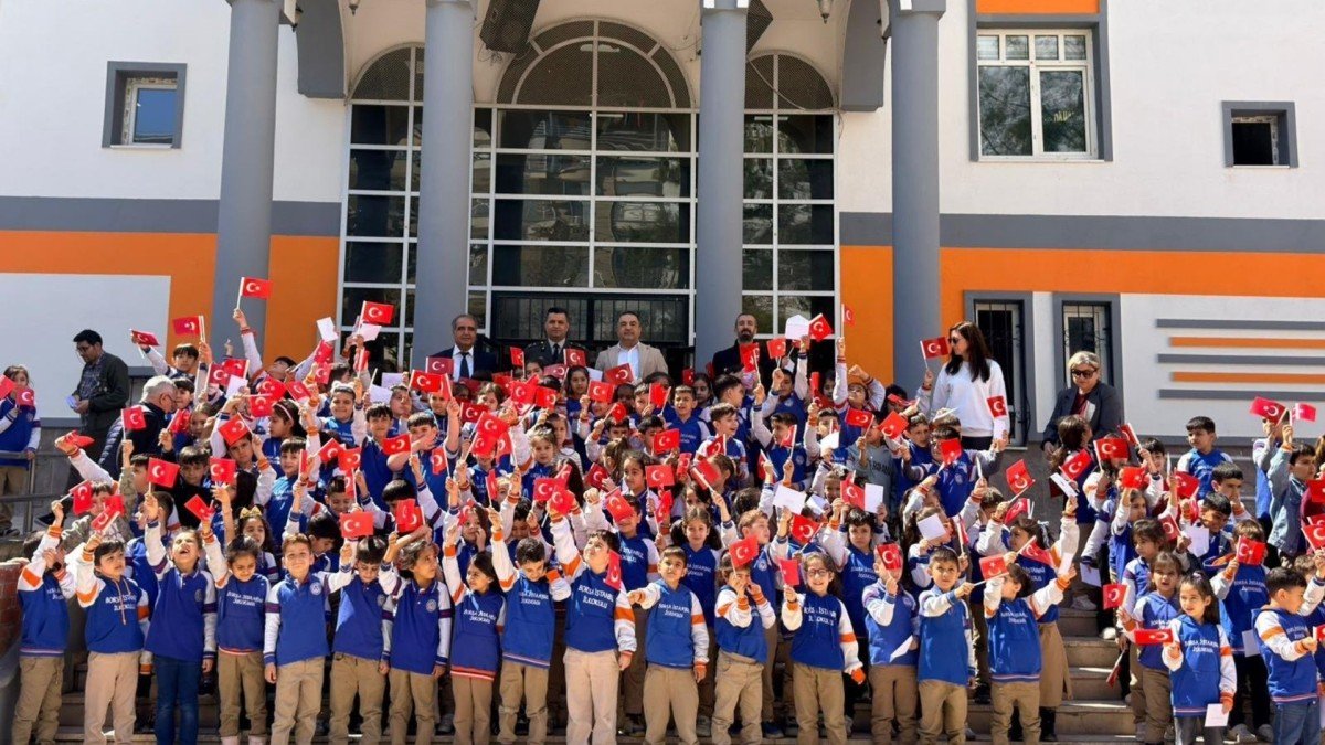 Adıyaman’da Minik Öğrencilerden Mehmetçiğe İlk Mektup