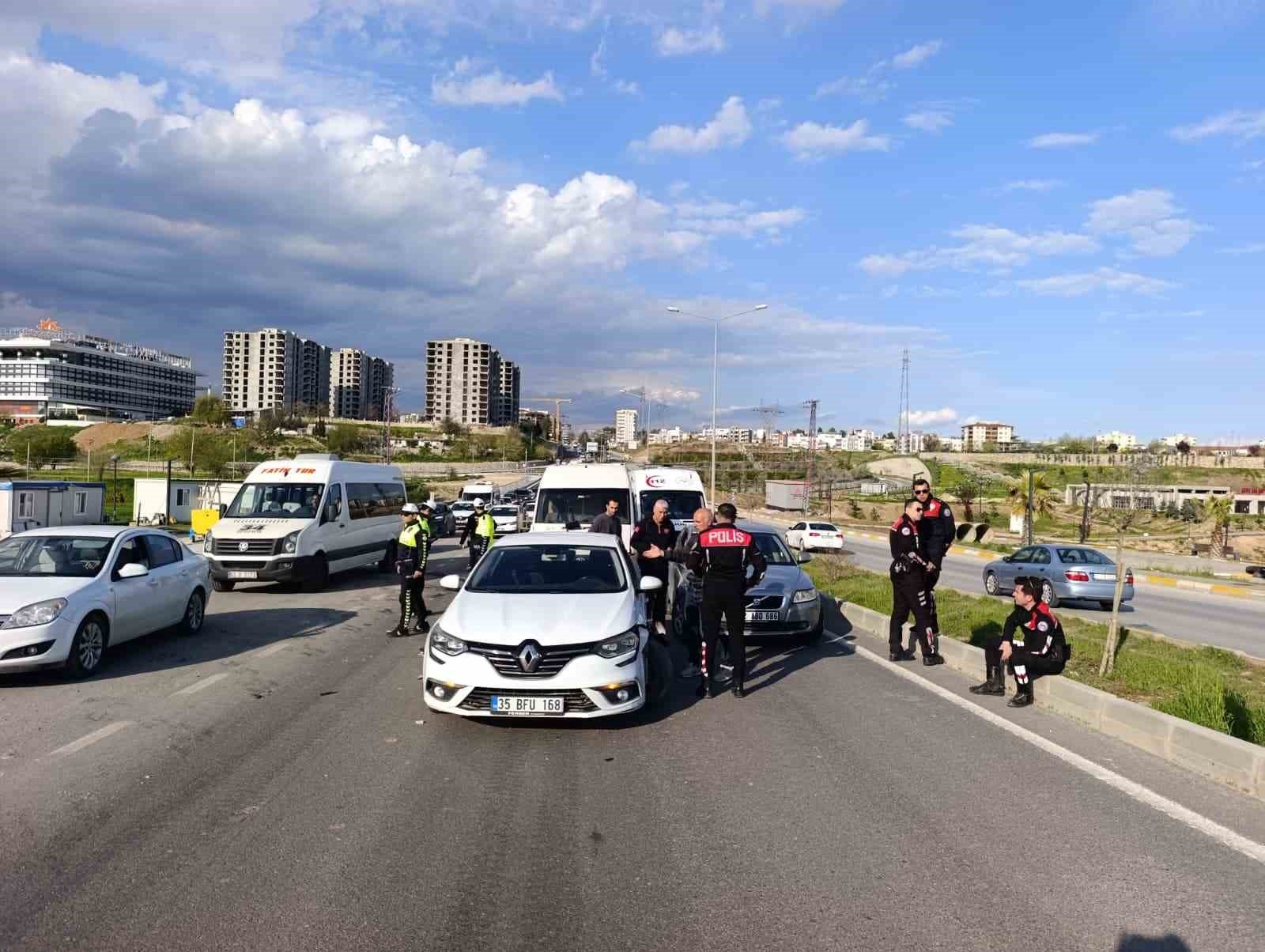 Adıyaman'da Minibüs ile iki otomobil Çarpıştı: 1 Yaralı