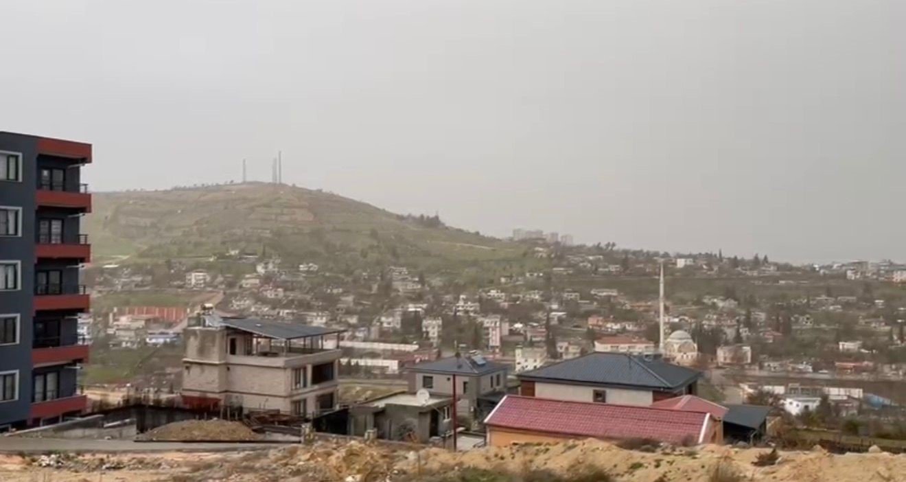 Besni'de Toz Taşınımı İle Birlikte Kuvvetli Sağanakda Etkili Oldu