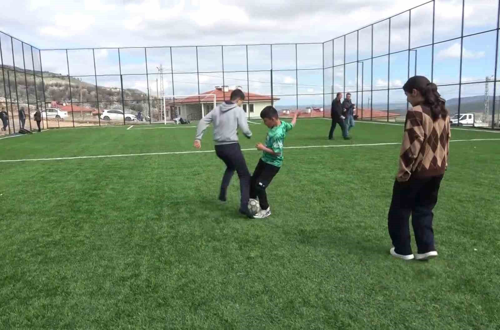 Zey Köyünde Çocuklar Halı Sahaya Kavuştu