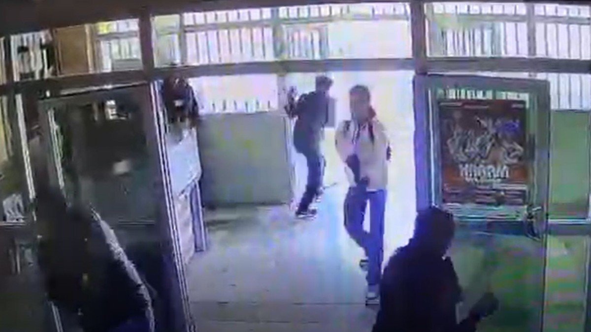 Şanlıurfa Siverek'te okulda silahlı saldırı: 16 kişi yaralandı, şüpheli intihar etti - Videolu Haber