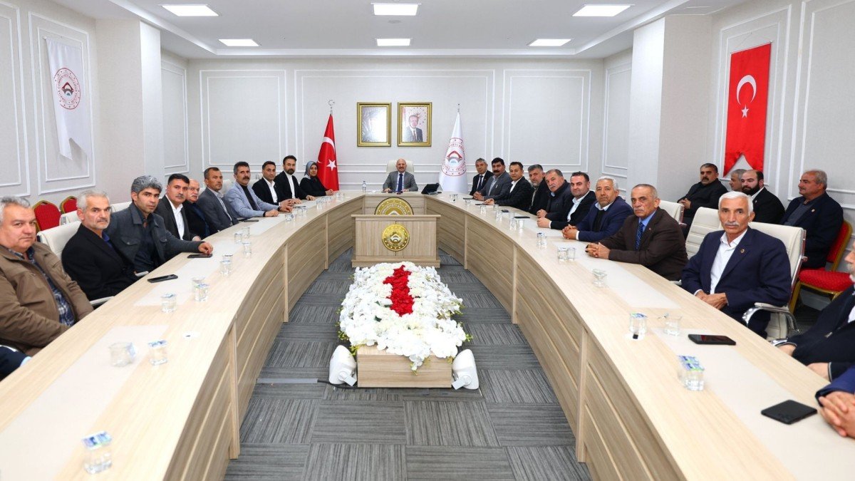 Vali Varol, mahalle muhtarlarıyla sorun ve talepleri değerlendirdi