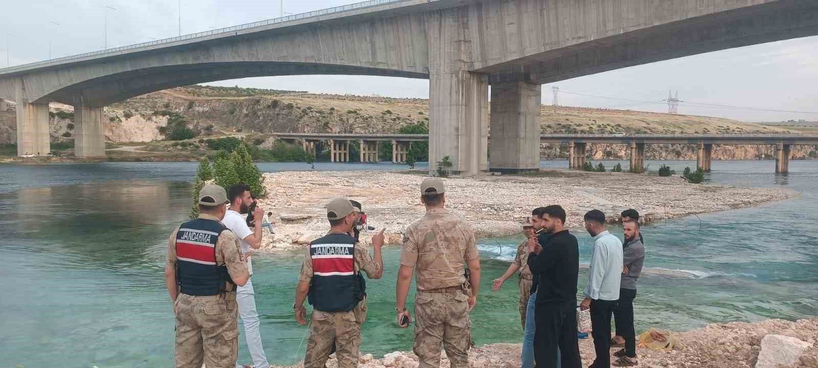 Fırat Köprüsü Altında Mahsur Kalan 8 Kişi Kurtarıldı