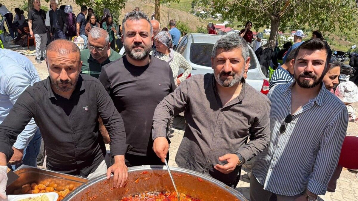 Adıyaman'da kuyumculardan Ap Aziz Dede'nin anma programında yemek ikramı