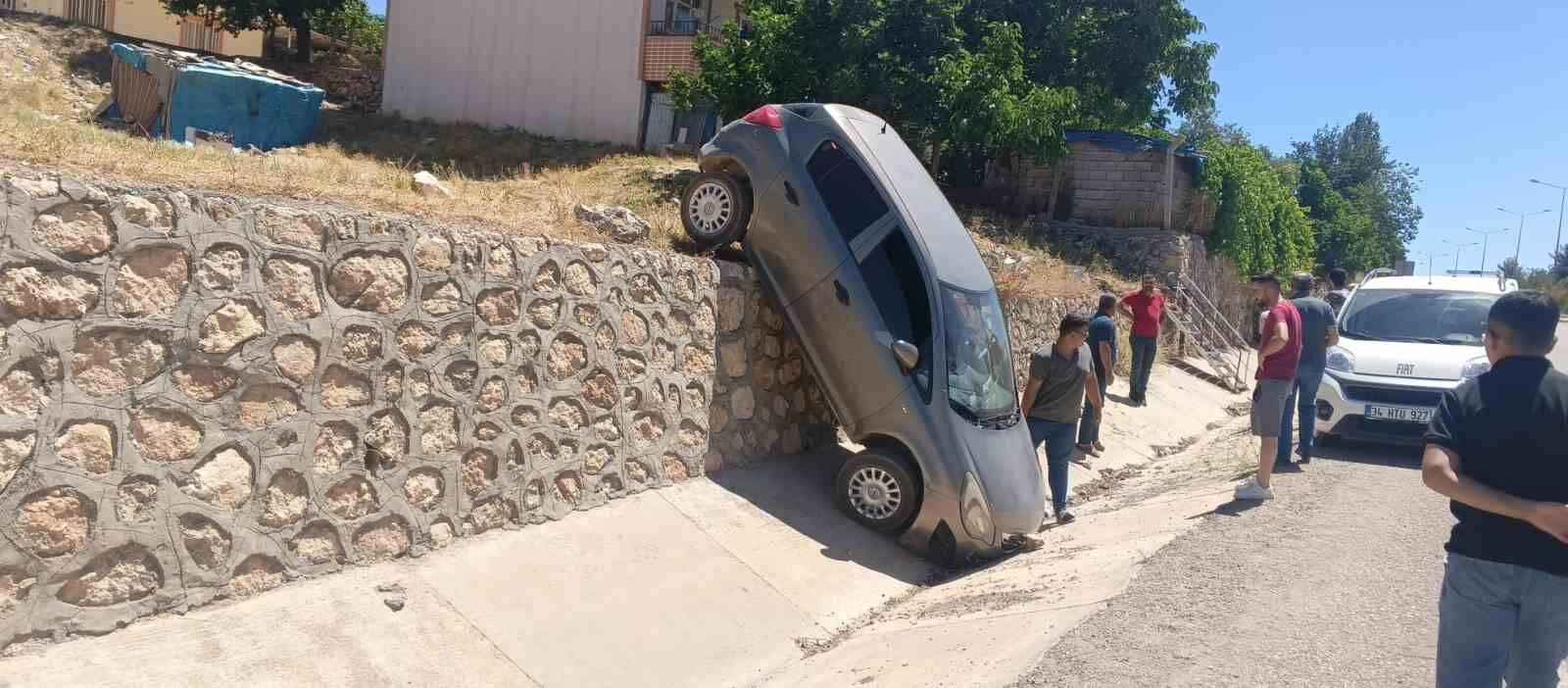 İstinat Duvarından Düşen Otomobilde 2 Yaralı