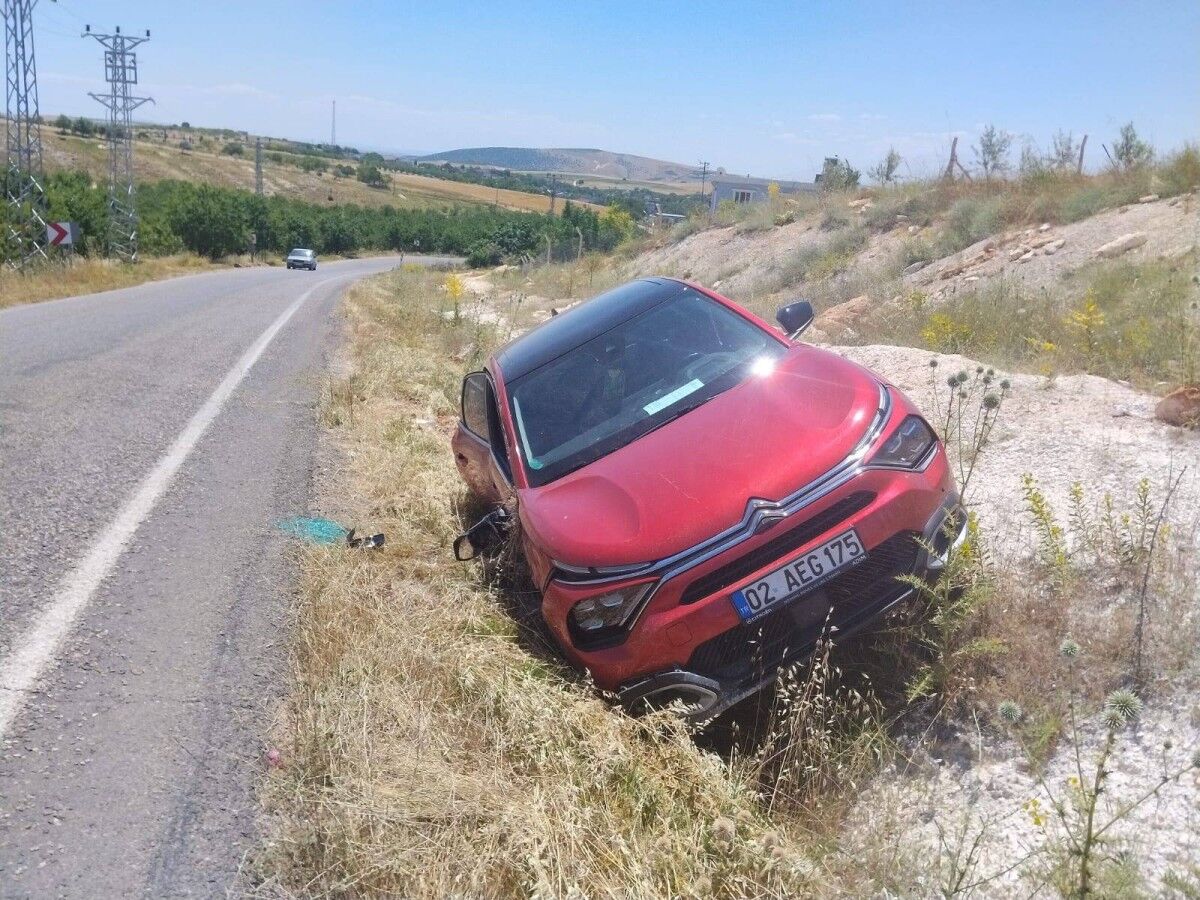 Adıyaman'da otomobil şarampole devrildi: 3 yaralı var