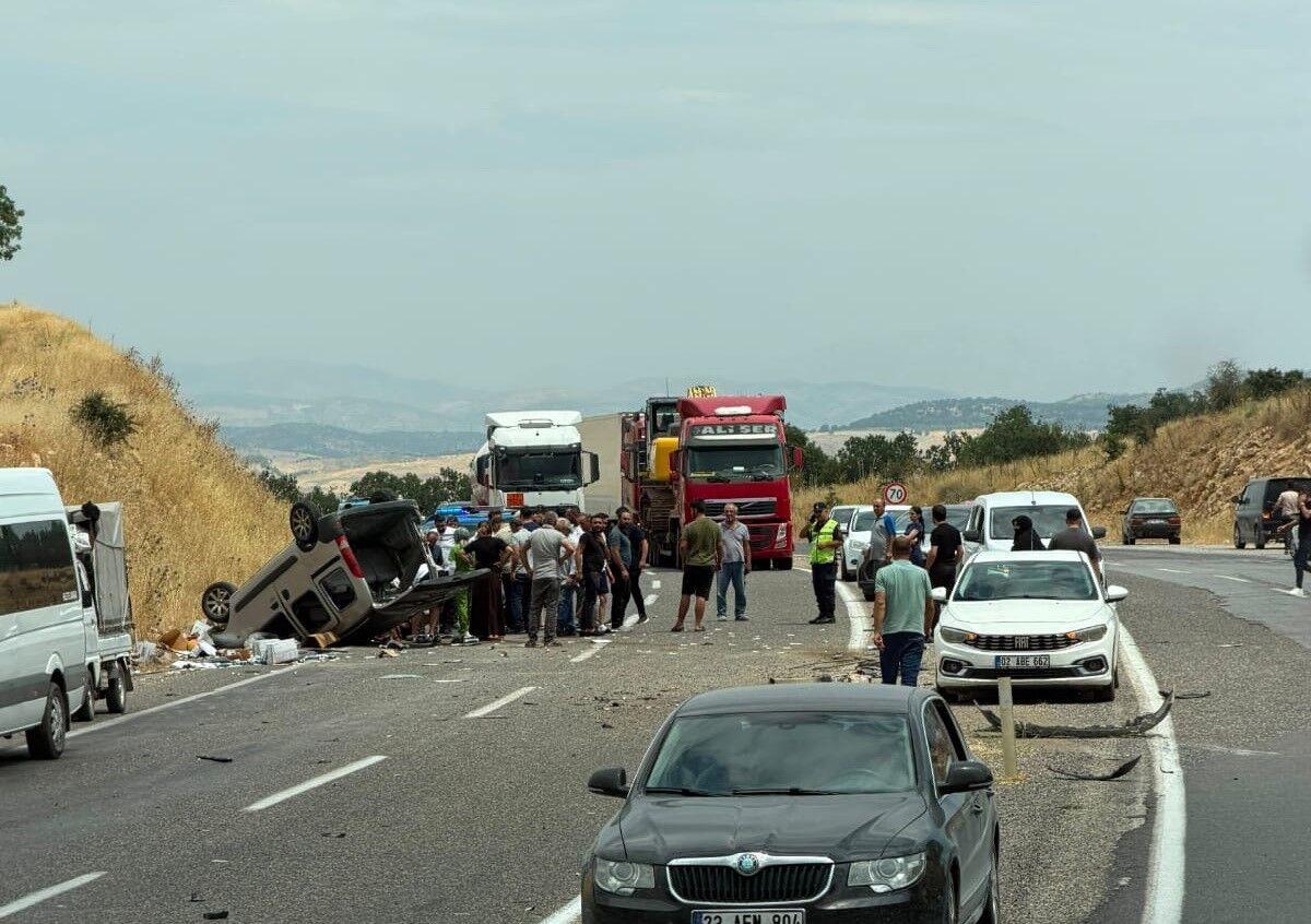 Gölbaşı'nda İki Araç Çarpıştı 4 Kişi Yaralandı