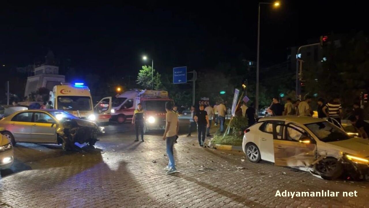 Besni'de İki Otomobil Çarpıştı 3 Kişi Yaralandı