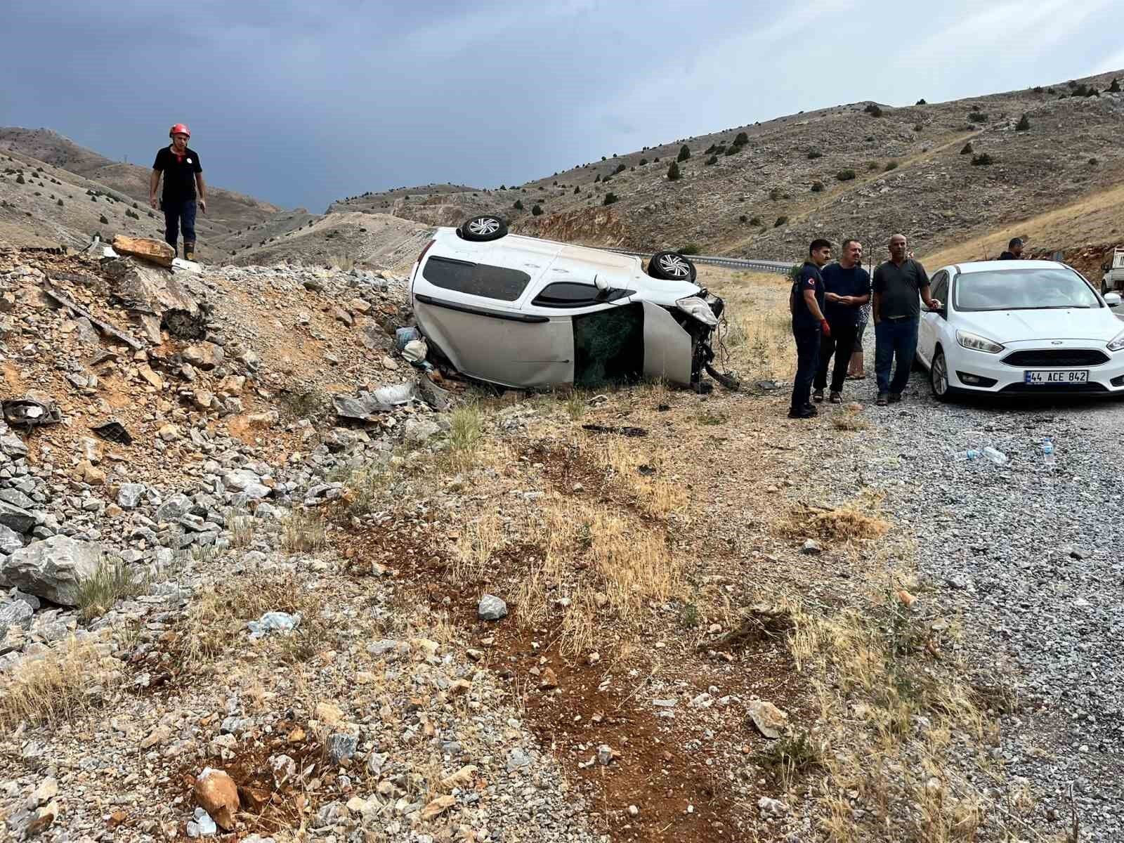Hafif ticari araç takla attı: 6 yaralı