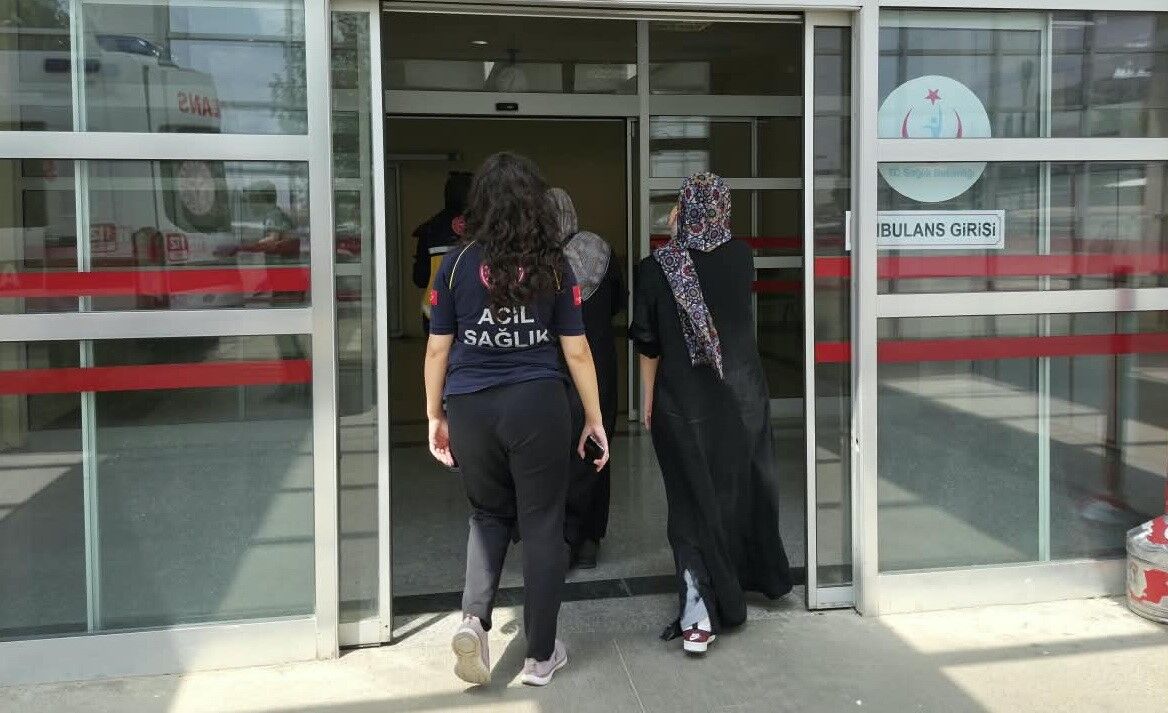Motosiklet yayalara çarptı: 2 yaralı