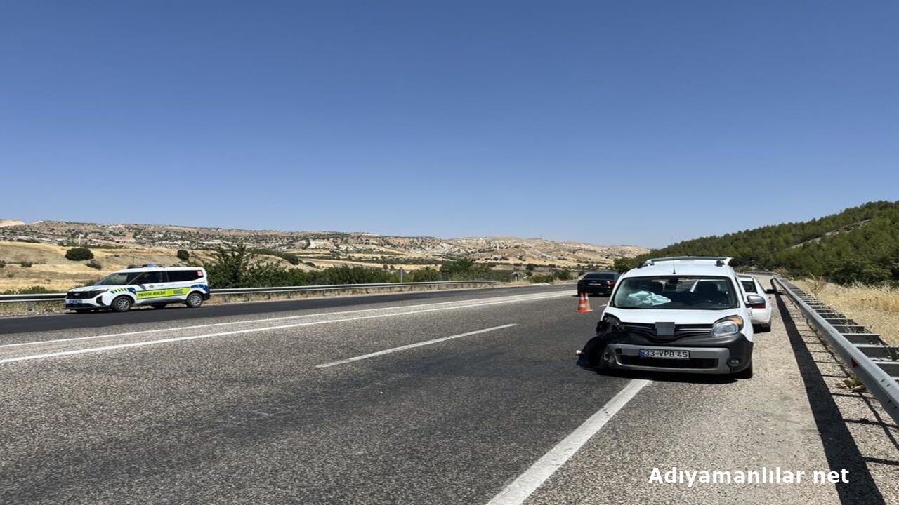 Besni'de İki Araç Çarpıştı 5 Kişi Yaralandı