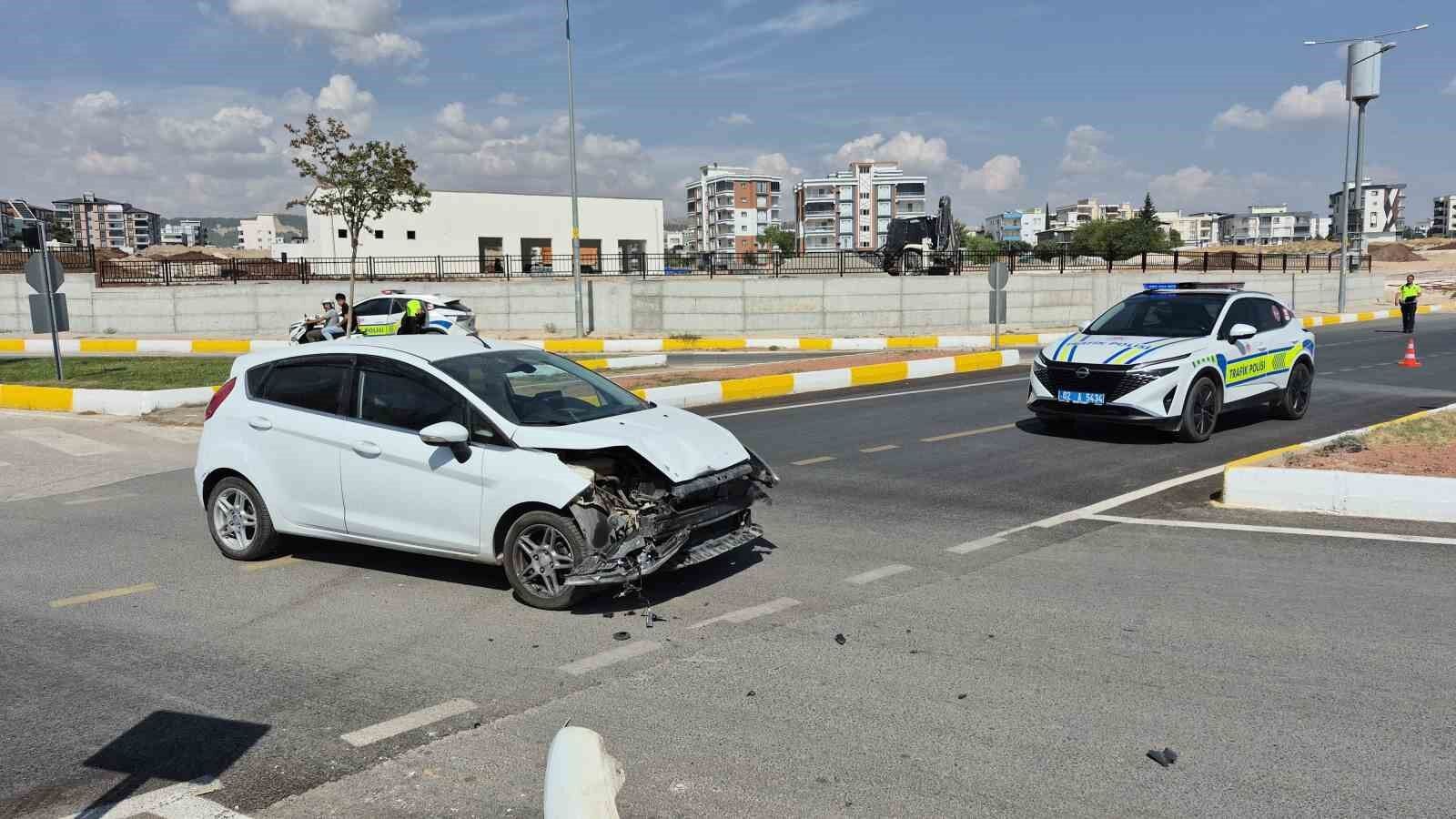 Adıyaman'da iki otomobil çarpıştı: 3 yaralı