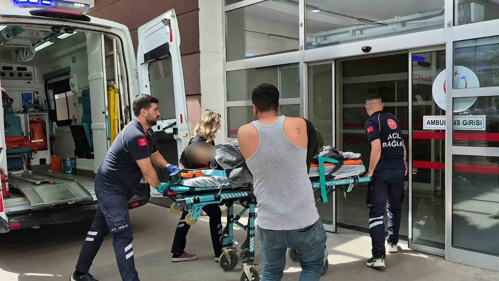 Küçük çocuğun kullandığı iş makinesi devrildi: 1 yaralı