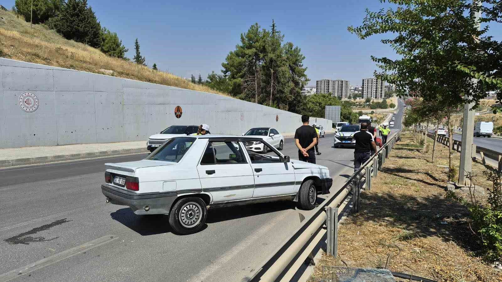 Otomobil bariyerlere çarptı: 2 yaralı