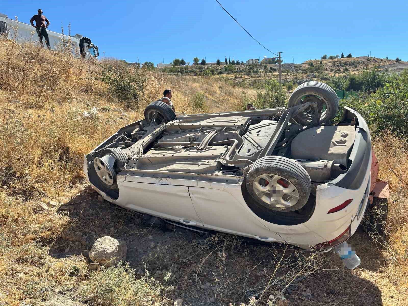Adıyaman’ da otomobil takla attı: 2 yaralı