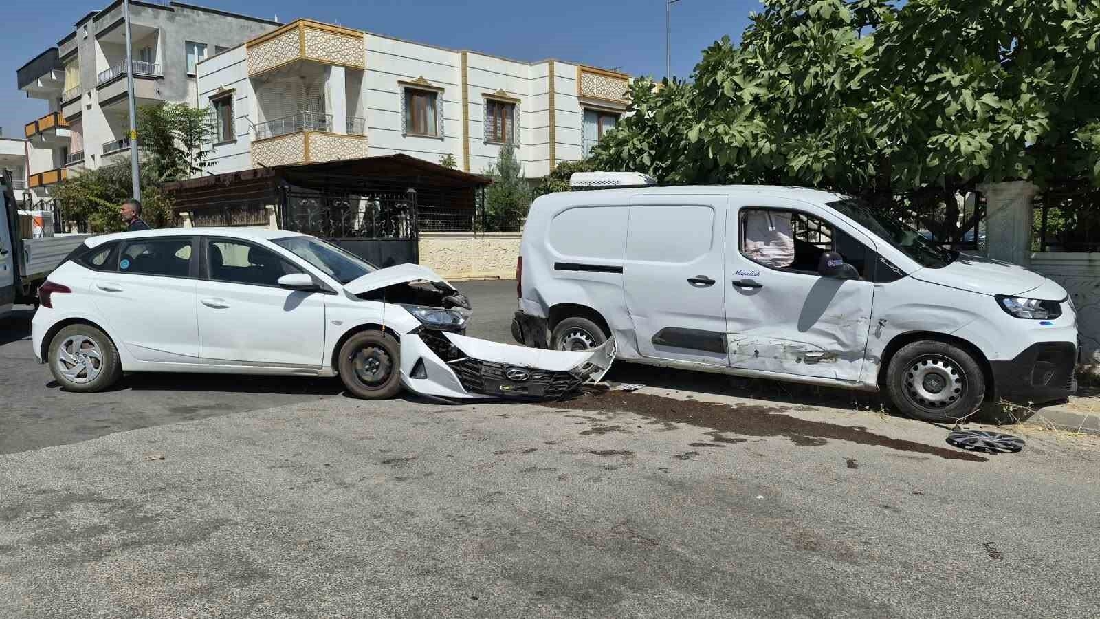Otomobille hafif ticari araç çarpıştı