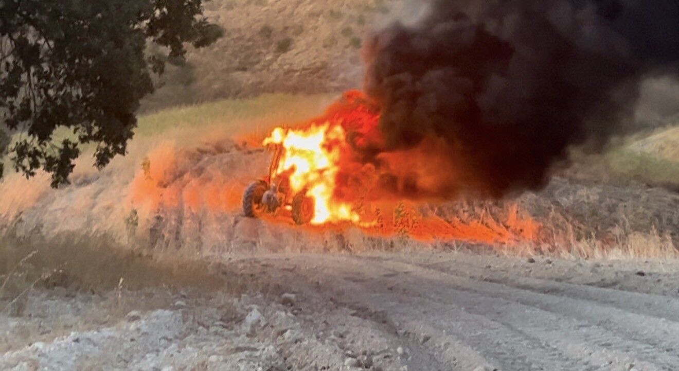Adıyaman'da tarla süren traktör alev alev yandı