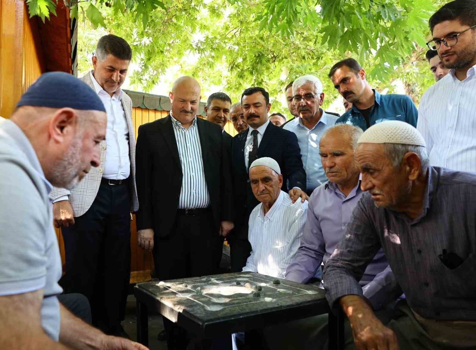 Vali Küçük, Kahta'da esnaf ve vatandaşlarla bir araya geldi