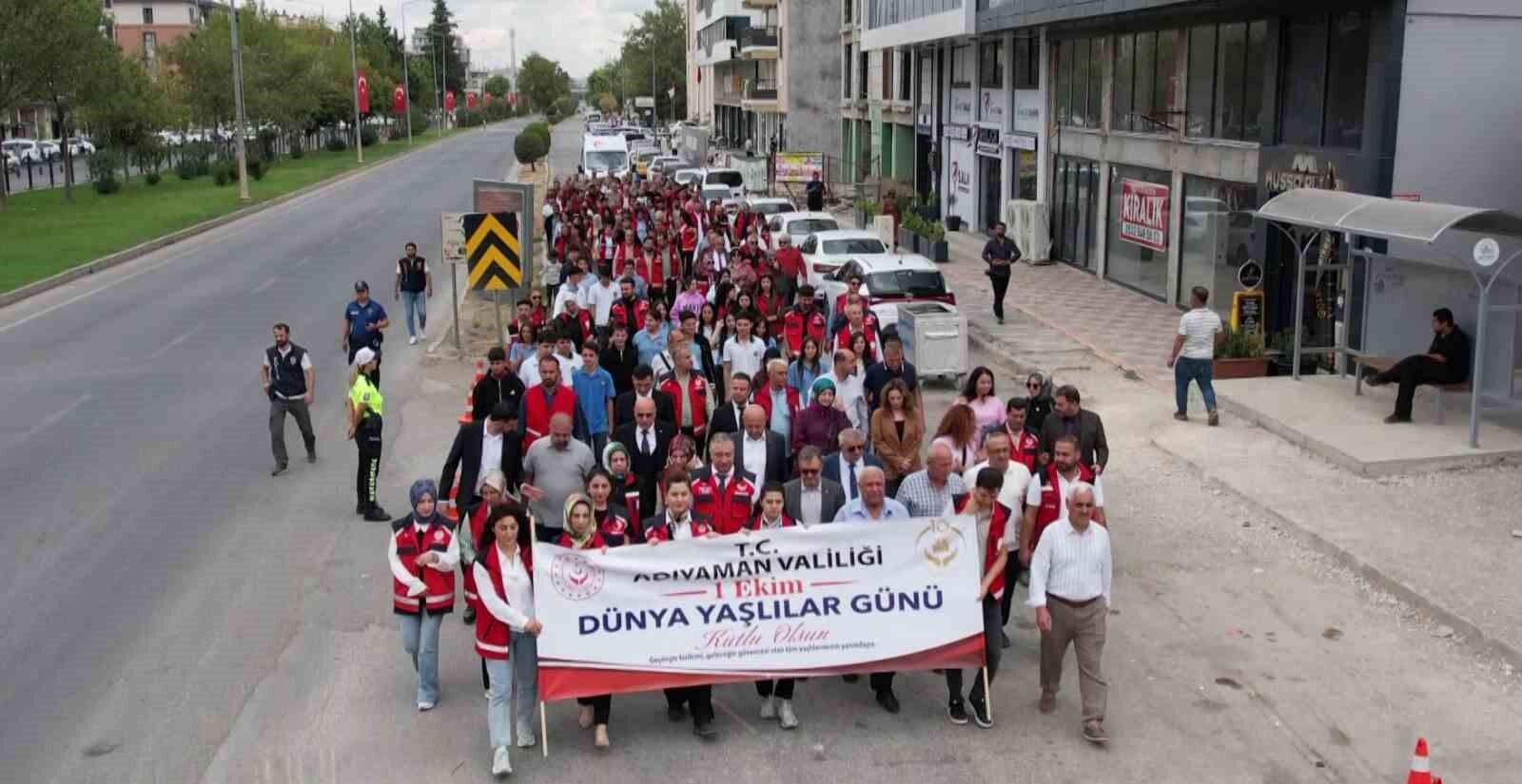 Adıyaman'da Dünya Yaşlılar Günü dolayısıyla kortej yürüyüşü