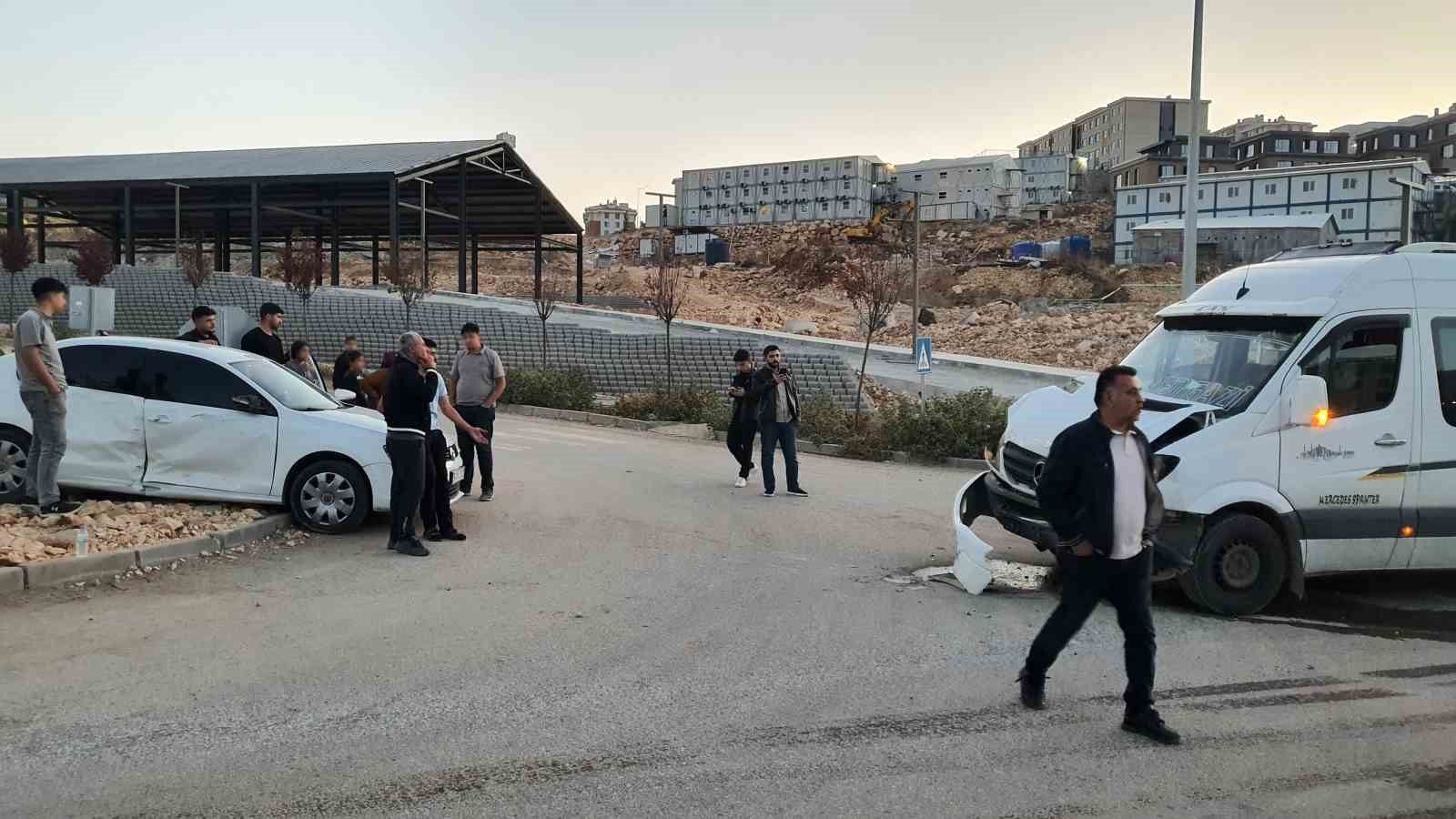 Adıyaman'da otomobil minibüsle çarpıştı: 4 yaralı