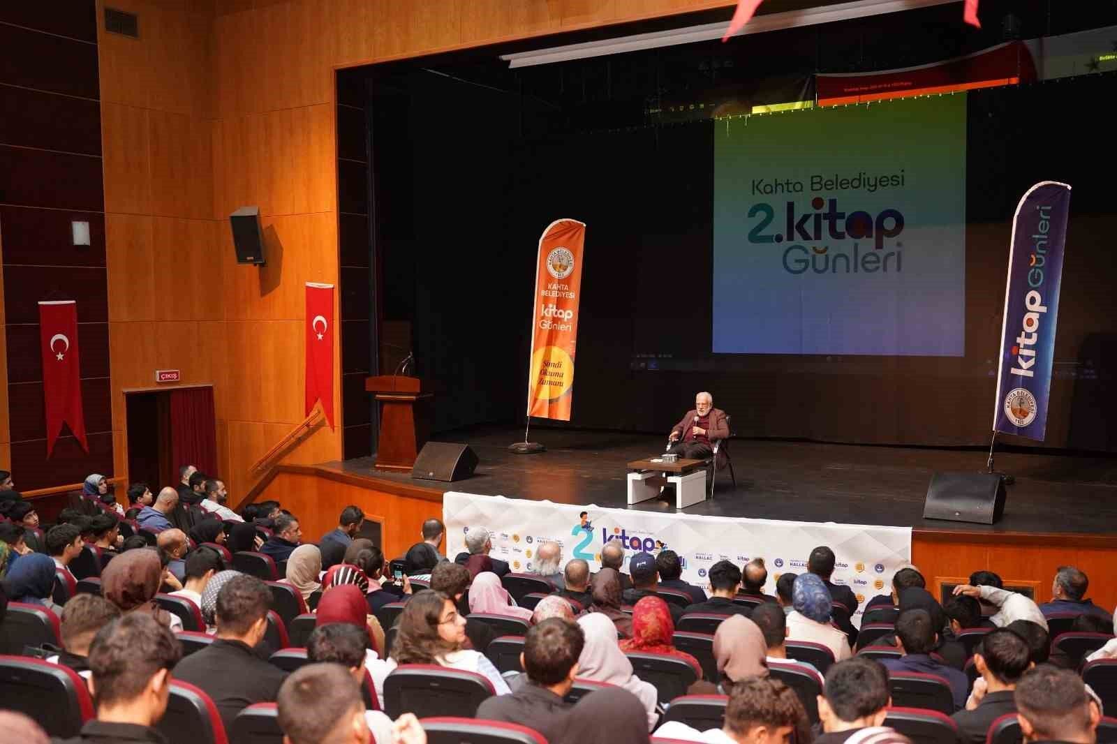İhsan Süreyya Sırma, Kâhta 2. Kitap Günleri'nde okurlarıyla buluştu