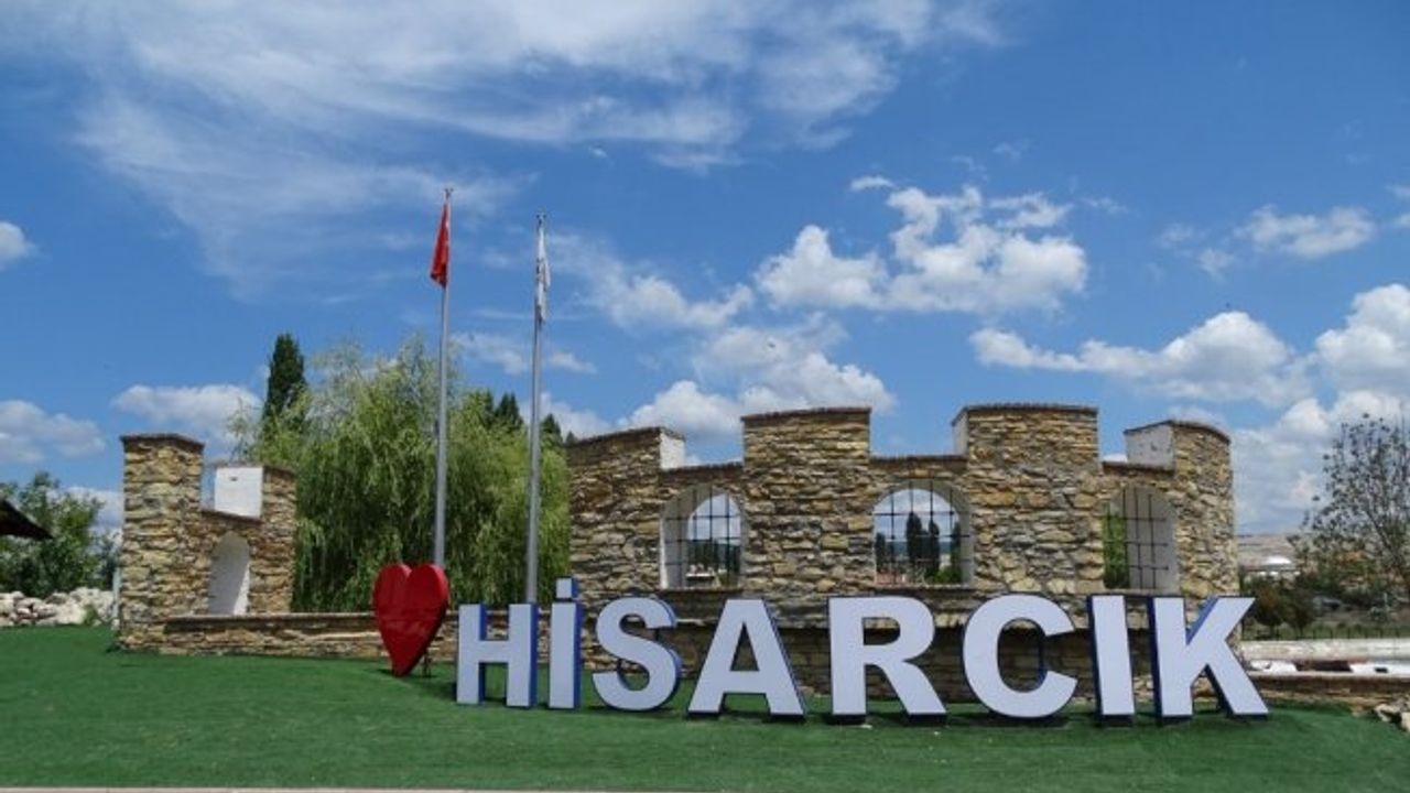 Hisarcık’ta tamamı atık malzemelerden yapılan park hizmete açıldı