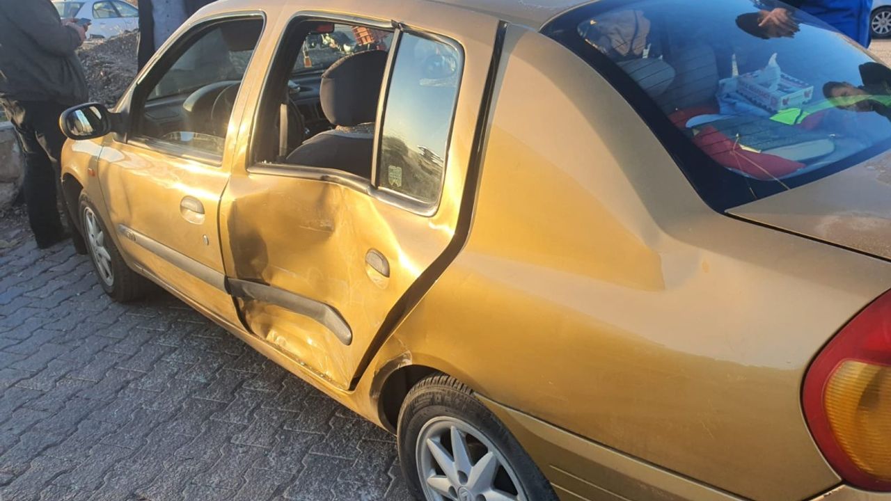 Otomobil ile yolcu minibüsü çarpıştı: 3 yaralı 